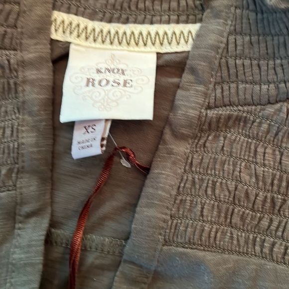 Knox rose army green color shirt, size XS, brand new!!🔥🔥🔥🌺🌺🌺🌺 - Picture 3 of 7